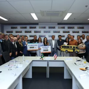 Equipamentos para a saúde e educação são entregues em reunião com Prefeitura de Aurelino Leal