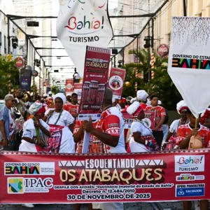 Afoxés levam o ritmo do ijexá às ruas do Centro Histórico de Salvador