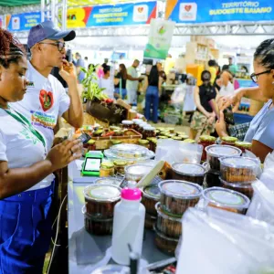Feira Baiana reúne diversidade de orgânicos e movimenta o Parque Costa Azul