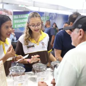 Escolas-fábricas estaduais mostram força na abertura da Fenagro