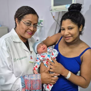 Mãe de primeira viagem tem bebê com mais de 4 kg em parto natural no Hospital Materno-Infantil de Ilhéus