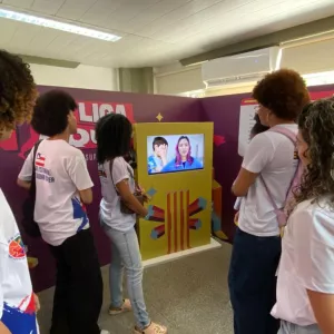 Estudantes da rede estadual de Salvador participam de experiência imersiva sobre prevenção de gravidez na adolescência