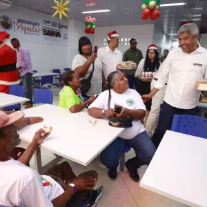 Governador participa do Natal Mais Social com cardápio especial no Restaurante Popular da Liberdade