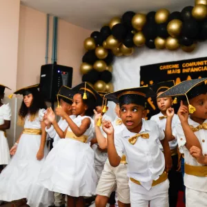 Café da manhã de Natal encerra ano letivo do programa Mais Infância  Iniciativa das Voluntárias Sociais da Bahia alcança 15 mil crianças na primeira infância em todo estado  O encerramento do ano letivo do programa Mais Infância reuniu cerca de 130 professores, técnicos da educação infantil e alunos para um café da manhã comemorativo na creche Mais Infância, no Subúrbio de Salvador. A presidente das Voluntárias Sociais da Bahia (VSBA) e primeira-dama do Estado, Tatiana Velloso, participou do evento de final