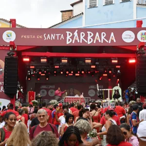 Multidão celebra Santa Bárbara com fé e devoção no Centro Histórico de Salvador