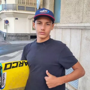 Jovem promessa do stand up paddle surf disputa mundial na Espanha com apoio do Governo do Estado