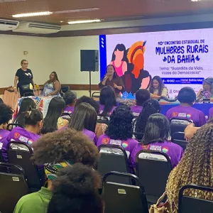 Em Salvador mulheres marcham na orla, nesta quarta (10), para a abertura da Febafes