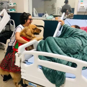 Pacientes do Hospital Mont Serrat recebem visita especial de cão terapeuta