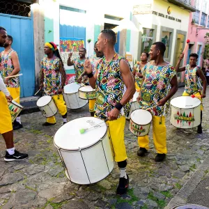 Sextou com samba raiz, Muzenza, Cortejo Afro e Ilê: Pelourinho segue animado nesta sexta-feira (9)