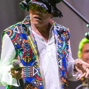 Cidade cheia de ritmos, de clássicos do axé music ao reggae: baianos e turistas festejam o verão no Pelô, nesta quinta (8)