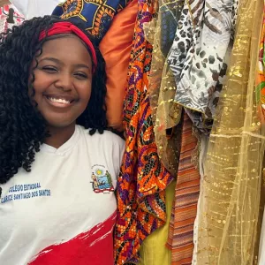 Oficina do Projeto Férias na Escola ensina estudantes a customizarem abadás