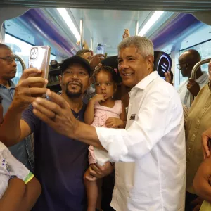 Moradores do Subúrbio Ferroviário participam da primeira viagem-teste do VLT com a comunidade, no trecho Calçada-Lobato