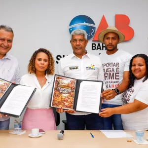 Governador Jerônimo Rodrigues discute impactos da queda no preço do cacau com produtores e prefeitos em Gandu