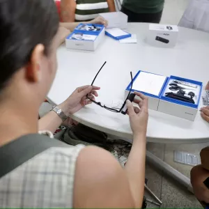 Parceria entre Secretaria da Educação e UESB garante óculos OrCam MyEye a estudantes com deficiência visual