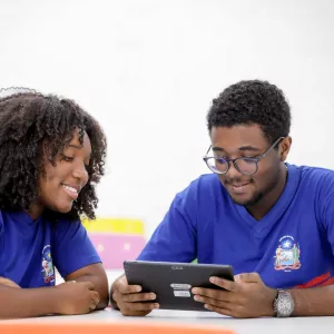 Tablets vão ampliar acesso à tecnologia educacional para estudantes do Ensino Médio da rede estadual em 2026