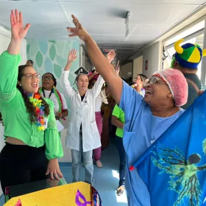 Música e cuidado transformam rotina de pacientes durante Carnaval no Hospital Costa dos Coqueiros