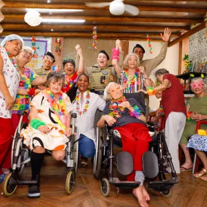 Grupo de Teatro da PM da Bahia leva pré-carnaval a lares de idosos em ação de acolhimento e valorização da vida