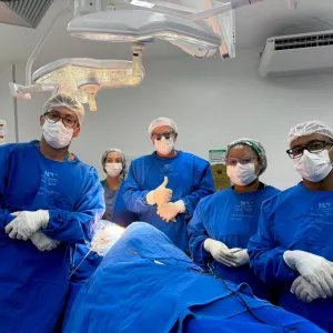 Hospital do Subúrbio realiza cirurgia de escoliose com técnica inédita no Brasil