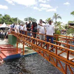 No Carnaval, Governo do Estado entrega pavimentação e viatura em Paramirim