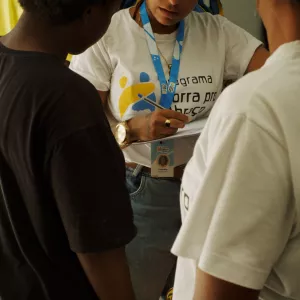 “Corra pro Abraço” leva cuidado e atenção a pessoas em situação de vulnerabilidade durante o Carnaval  O Corra pro Abraço, da Secretaria de Assistência e Desenvolvimento Social da Bahia (Seades), atua no Carnaval 2026 levando cuidado e proteção a pessoas em situação de vulnerabilidade. A equipe organiza kits com itens de higiene pessoal, preservativos e materiais voltados à redução de danos. Cada pacote carrega mais do que objetos: carrega estratégias de cuidado e garantia de direitos