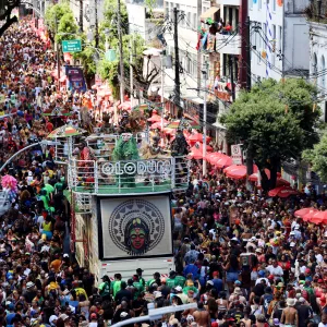 uro Negro: Pipoca do Olodum arrasta multidão com espetáculo de percussão no Campo Grande
