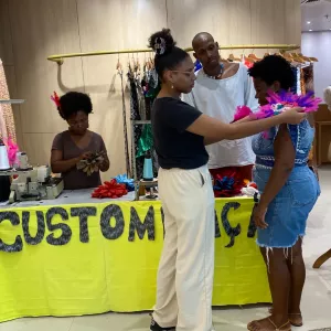 Estudantes de Salvador empreendem com customização de abadás em shoppings de Salvador