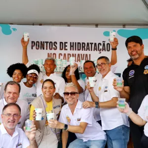 Carnaval do cuidado: governador visita Ilha de Hidratação no Campo Grande e destaca importância da ação