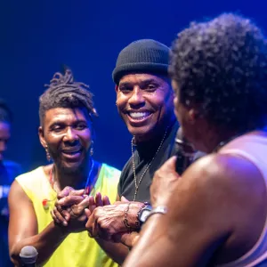 Teatro e música movimentaram os largos do Pelourinho nesta quarta (04); Espetáculo Chame Gente, Bellô Veloso e É o Tchan foram algumas das atrações   O Pelourinho foi palco, nesta quarta-feira (04), de uma noite marcada pela diversidade e pela celebração da cultura baiana em suas múltiplas expressões. Com teatro e música ocupando diferentes largos do Centro Histórico, o Verão na Bahia. Um Estado de Alegria reuniu o público ao som do pagode consagrado do É o Tchan, da MPB de Belô Velloso e com a encenação do