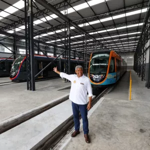 Governador vistoria acoplamento do terceiro trem do VLT de Salvador