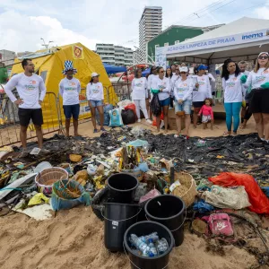 Ação da Sema e do Inema retira cerca de 250 kg de resíduos da praia do Rio Vermelho antes da Festa de Iemanjá