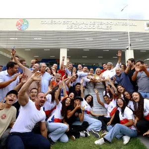 Governo do Estado inaugura colégio de tempo integral em Cândido Sales e autoriza construção de 90 moradias do Minha Casa, Minha Vida