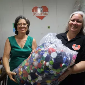 Estado doou 967 quilos de tampas plásticas para projeto de castração de animais de rua