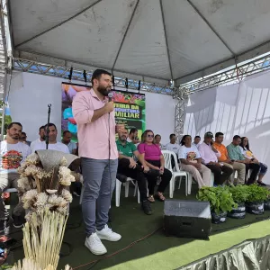 Agricultura familiar ganha reforço em Araci com entrega de mudas, equipamento de irrigação e títulos de domínio