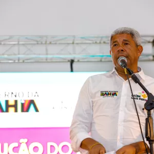 Governador Jerônimo inicia mais uma maratona pelo interior da Bahia, com agenda oficial em 11 municípios, de quinta (19) a domingo (22)  O governador Jerônimo Rodrigues vai iniciar, nesta quinta-feira (19), mais uma série de agendas oficiais pelo interior da Bahia, percorrendo 11 municípios, até o domingo (22). Os compromissos incluem anúncios, autorizações e inaugurações de obras e investimentos nas áreas de infraestrutura, saúde e educação. A iniciativa reforça a estratégia do Governo do Estado de descent