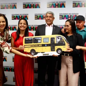 Em Salvador, governador entrega ônibus escolar para Palmeiras e discute investimentos para o município