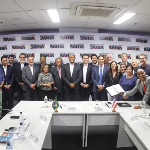 Jerônimo Rodrigues recebe presidente da Câmara dos Deputados e reforça diálogo institucional em agenda com bancada federal  O governador Jerônimo Rodrigues recebeu, nesta segunda-feira (9), o presidente da Câmara dos Deputados, Hugo Motta, em Salvador. O encontro reuniu secretários estaduais e deputados federais da bancada baiana, e reforçou a importância do diálogo permanente entre os poderes.  Para Jerônimo, a aproximação com a presidência da Câmara e com a bancada federal é fundamental para garantir agil