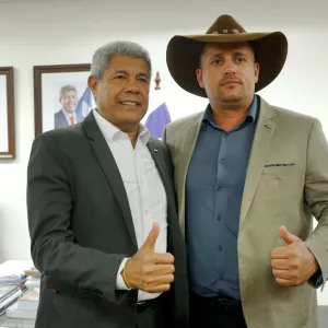 overno do Estado entrega novos equipamentos e debate novos investimentos para Cordeiros