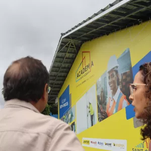 Mulheres em vulnerabilidade social recebem formação profissional para atuação com drywall