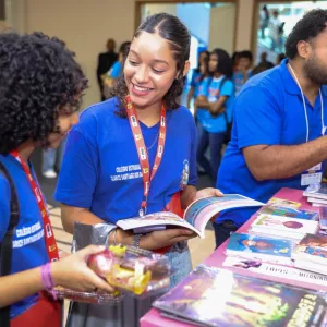 Estudantes da rede estadual celebram literatura, na abertura da Bienal do Livro Bahia 2026