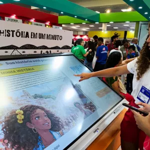 Totem com inteligência artificial é destaque do estande do Governo, na Bienal do Livro da Bahia