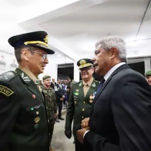 Governador acompanha passagem de comando da 6ª Região Militar na capital baiana
