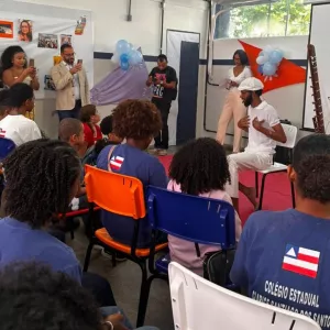 Contação de histórias africanas fortalece debate antirracista em colégio estadual de Salvador