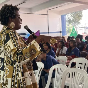 Estilista Madá Negriff inspira estudantes de escola estadual em Salvador, durante o Maio Antirracista