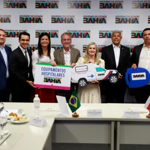 Nesta quarta-feira (6), o governador Jerônimo Rodrigues se reuniu com o prefeito de Dom Basílio, Fernando Santos, para discutir uma pauta central para o município: o abastecimento de água, com destaque para a Barragem do Rio do Paulo. Durante o encontro, foram entregues uma ambulância, um veículo administrativo e equipamentos hospitalares, reforçando a estrutura de saúde e ampliando a capacidade de atendimento à população.  O projeto da barragem vai melhorar o abastecimento de Dom Basílio e também atender m