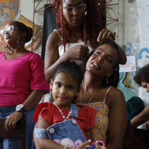 Comunidades do entorno das obras do VLT participam de ação especial em homenagem ao Dia das Mães