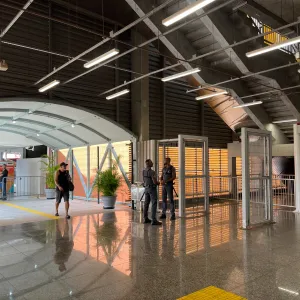 O Metrô Bahia, uma empresa da Plataforma de Trilhos da Motiva, registrou um marco histórico na movimentação de passageiros durante o São João. A Estação Águas Claras apresentou um crescimento de 55% no fluxo de clientes quando comparado o intervalo festivo deste ano com o mesmo período do ano passado.      Em números absolutos, o volume de passageiros que utilizaram a estação ao longo do período junino saltou de 86 mil para 133 mil, consolidando o local como um dos principais pontos de mobilidade da capital