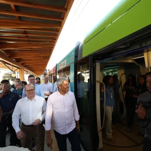 Início da operação assistida do VLT marca nova fase da mobilidade em Salvador e Região Metropolitana  Embarque e desembarque de passageiros será entre a Calçada e o Lobato. Governador participou da viagem-teste, que se estendeu até a Parada Marisqueiras, em Plataforma  O Veículo Leve sobre Trilhos (VLT) de Salvador e Região Metropolitana iniciou, nesta segunda-feira (29), a operação assistida de embarque e desembarque de passageiros no primeiro trecho do sistema, entre a Calçada e o Lobato. A programação fo