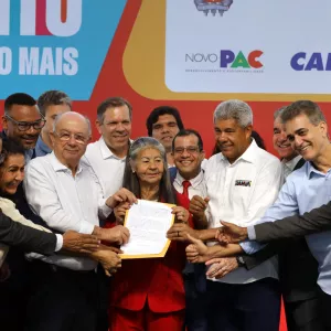 Famílias da Lagoa Grande são beneficiadas com títulos de regularização fundiária, em Feira de Santana
