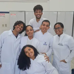 Estudantes utilizam pimenta e alho para produzir inseticida ecológico