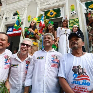 apinha amanhece tomada por multidão e celebração marca festejos do Dois de Julho, no Centro Histórico de Salvador